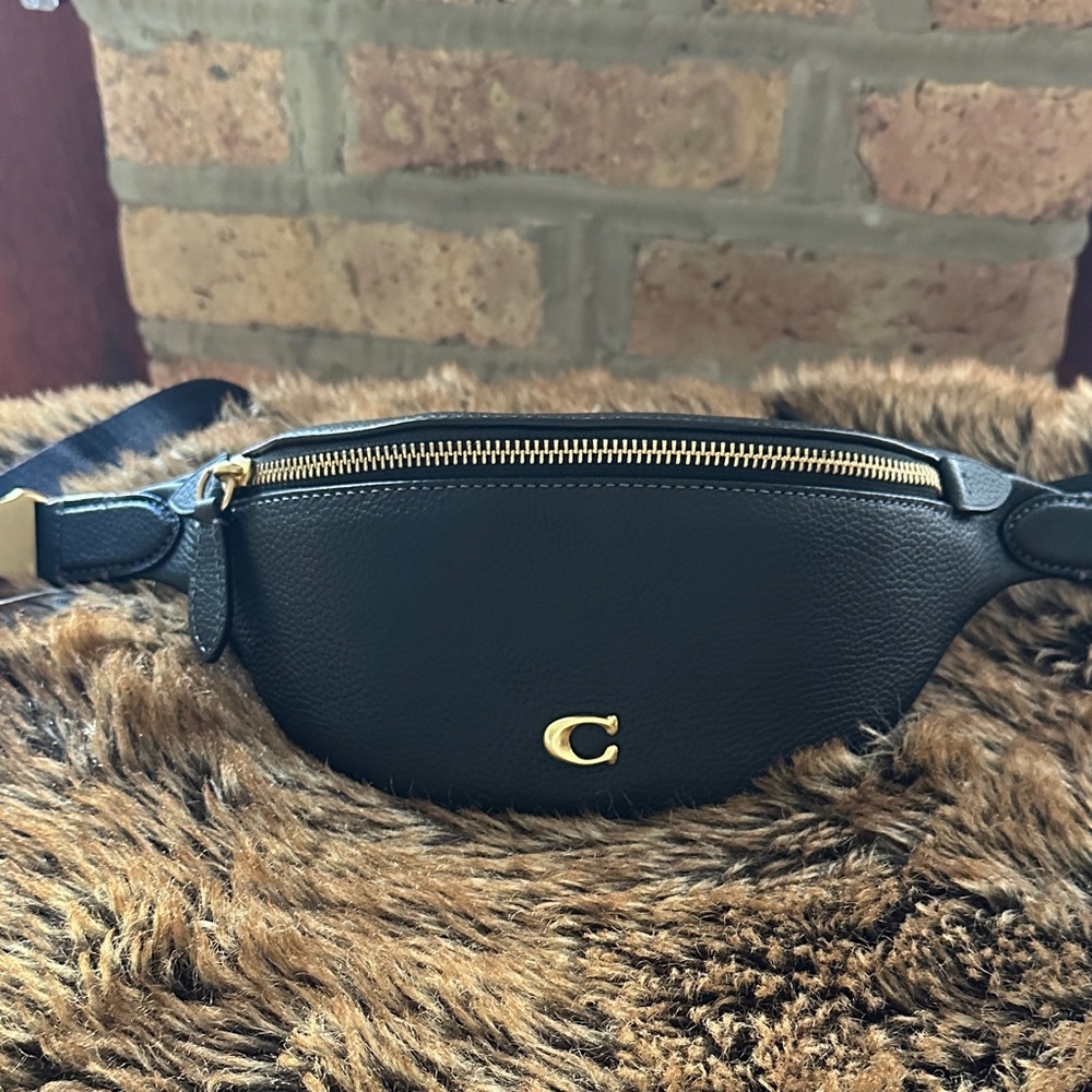 COACH Charter Leather Bag. Black/Gold.